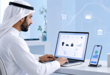 رجل سعودي يدير متجرًا إلكترونيًا مرتبطًا ببوابة دفع إلكترونية